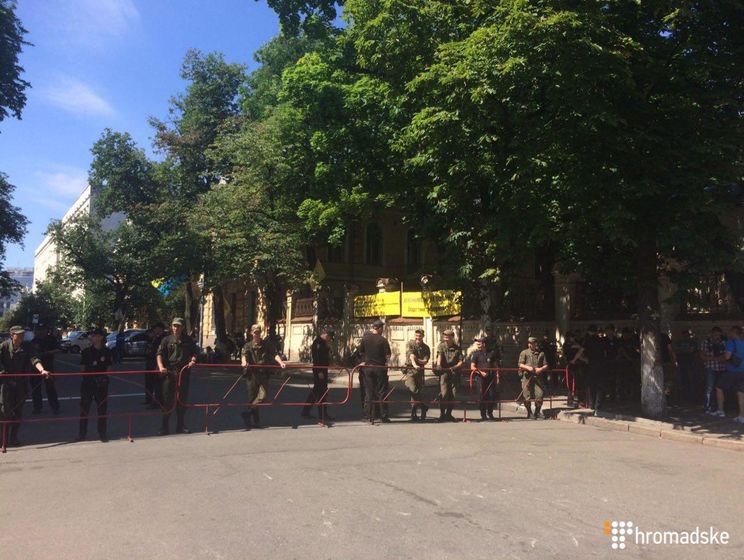 В центре Киева произошла потасовка между полицией и протестующими вкладчиками "Михайловского". Видео