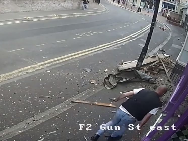 Сбитый двухэтажным автобусом англичанин встал и пошел в бар. Видео