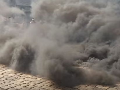 ﻿У Львові мітингувальники запалили димові шашки. Відео