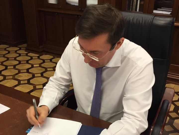 Луценко обещает осенью новые представления на снятие неприкосновенности с нардепов 