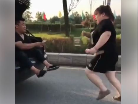 В Китае вместо бегового тренажера использовали мужчину в багажнике, раздающего деньги. Видео