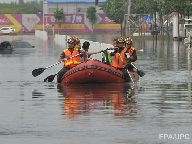 Из-за наводнения на юге Китая погибли минимум восемь человек