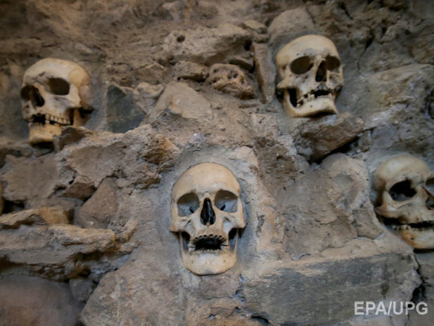 В Мехико обнаружили башню из человеческих черепов