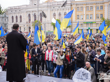В центре Харькова тысячи людей на площади молились за Украину. Фоторепортаж