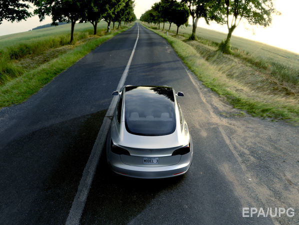 С конвейера сошел первый электрокар Tesla Model 3