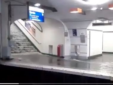 Ливень в Париже затопил метро
