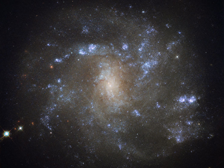 "Just like home". Телескоп Hubble сфотографировал похожую на Млечный Путь галактику в созвездии Рыси