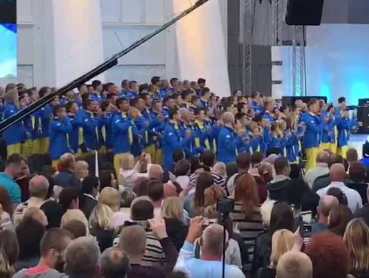 ﻿Українська збірна перед тим, як вирушити на Дефлімпіаду, виконала гімн мовою жестів. Відео