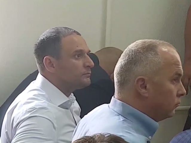 ﻿Журналісти показали, як Дмитро Добкін підтримує свого брата в суді. Відео
