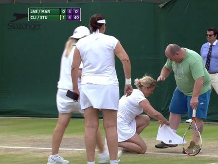 ﻿На Wimbledon тенісистки запропонували взяти участь у матчі глядачеві, який голосно коментував події на корті