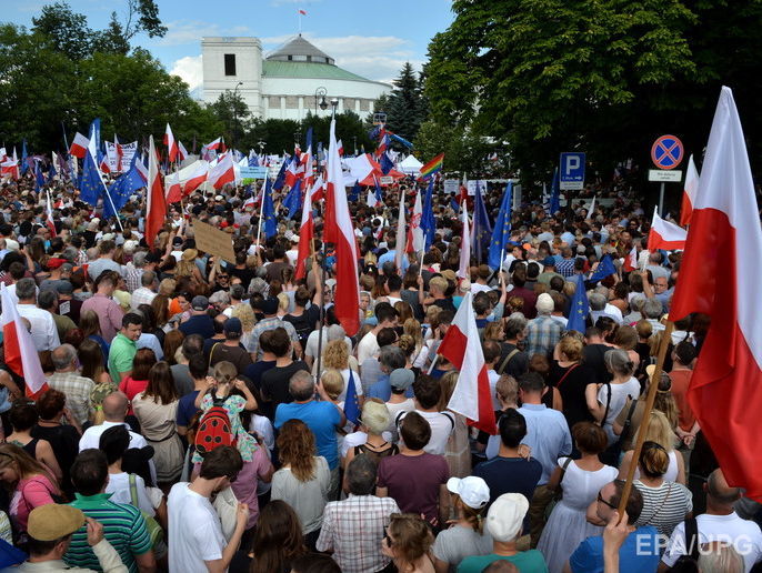 ﻿У Варшаві кілька тисяч людей протестувало проти зміни судової системи