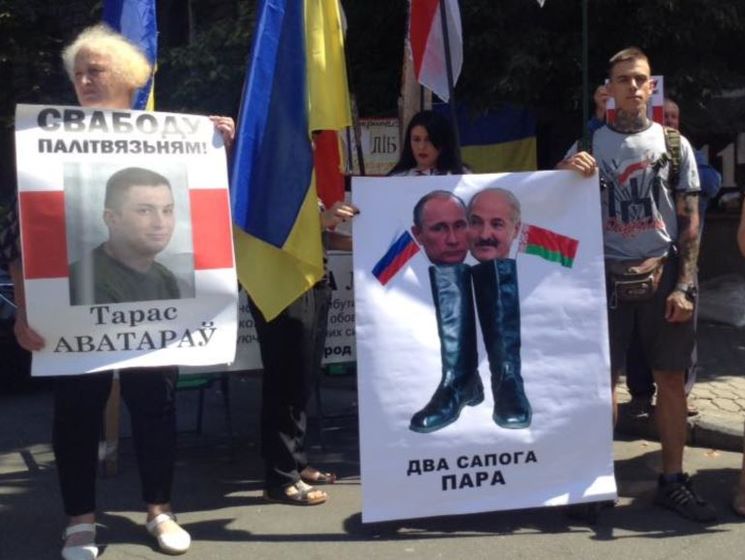 В день приезда в Украину Лукашенко на Банковой устроили пикет