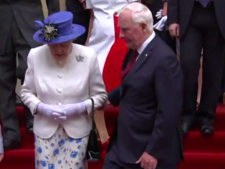 Генерал-губернатор Канады нарушил протокол, придержав королеву Елизавету II за локоть. Видео