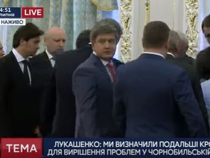 Во время брифинга Порошенко и Лукашенко один из присутствующих членов правительства потерял сознание