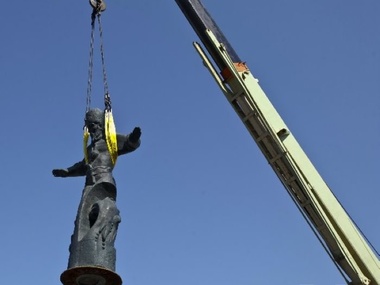 В Севастополе демонтировали памятник гетману Сагайдачному и памятный знак в честь 10-летия ВМС Украины