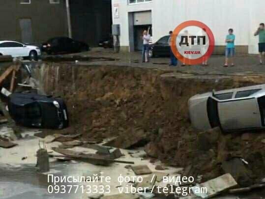 ﻿У Києві після дощу стався провал ґрунту, куди впало три автомобілі
