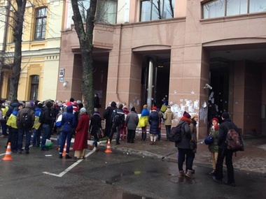 Cтуденты пикетировали офис Ахметова в Киеве