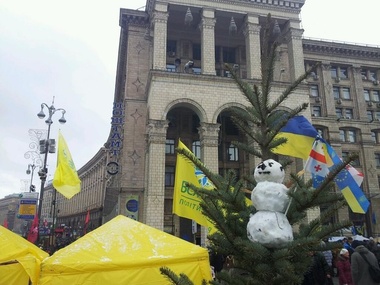 Субботний Евромайдан: "юлемобиль", живая елка и снеговики. Фоторепортаж