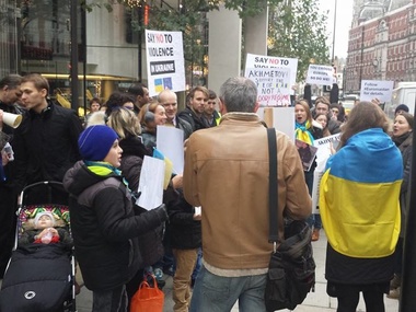 Активисты Евромайдана провели пикет у лондонской квартиры Ахметова