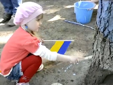 В Луганске деревья покрасили в желто-голубые цвета