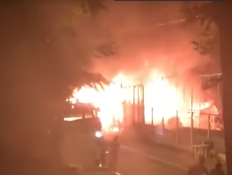 ﻿Пожежу у клубі "Пляжник" в Одесі загасили, будівля майже повністю знищена – ЗМІ