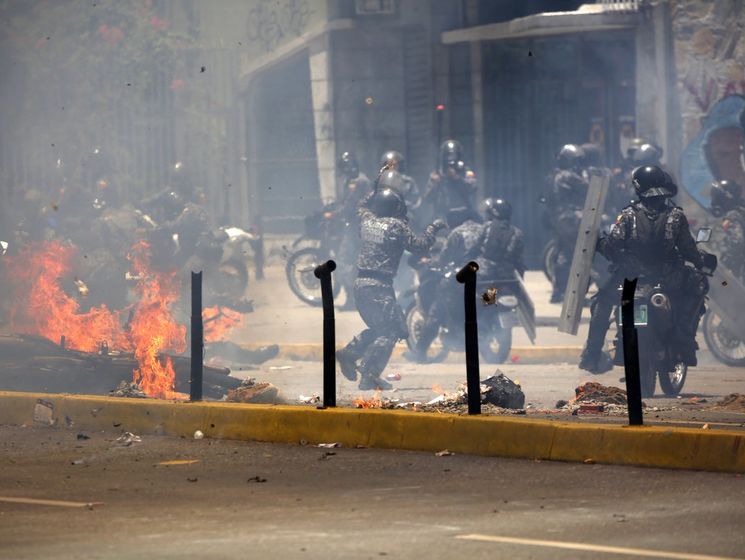 В Венесуэле в ходе протестов произошел взрыв, пострадали несколько полицейских