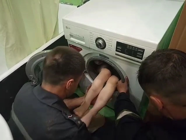 ﻿У Харкові дитина застрягла в барабані пральної машини. Відео