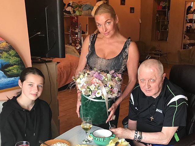 ﻿Волочкова з донькою привітали батька з днем народження