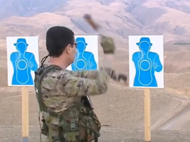 Президент Туркмении показал пограничникам, как правильно стрелять и метать ножи. Видео