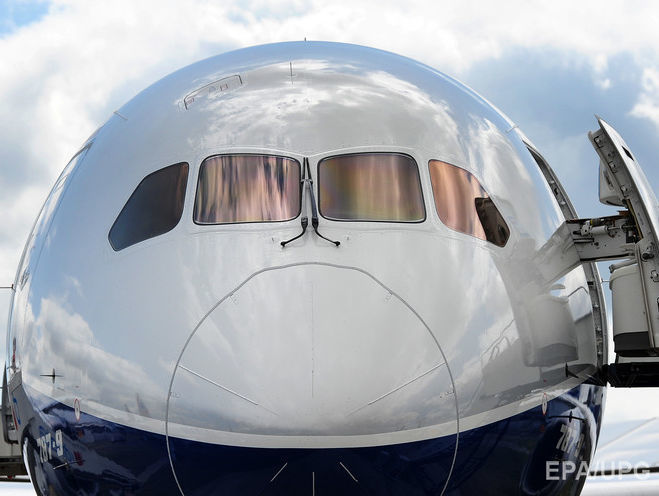 Пассажирский самолет Boeing 787 Dreamliner начертил в небе над США собственный силуэт. Видео