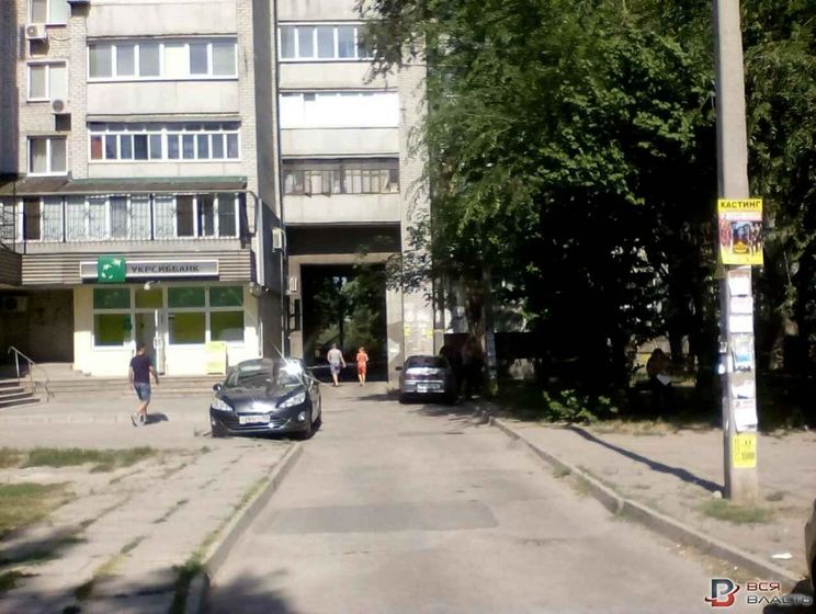 В Запорожье у банка вооруженные люди ограбили мужчину, который нес 100 тыс. гривен
