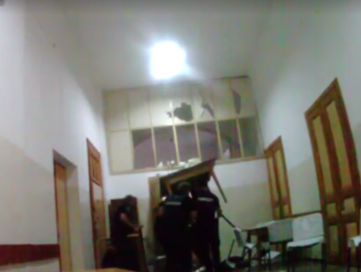 В полиции показали штурм палаты львовской психбольницы, в которой пациент удерживал заложников. Видео