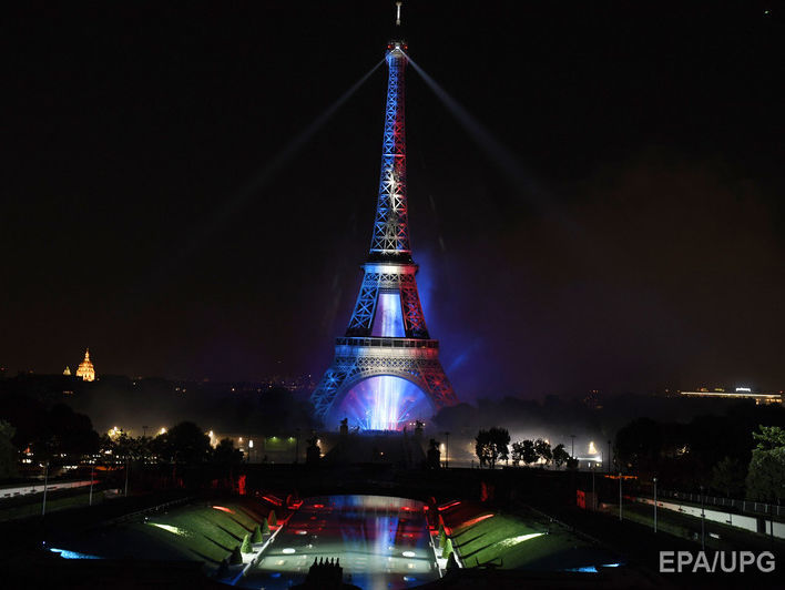Вооруженный мужчина в Париже пытался пробраться на Эйфелеву башню