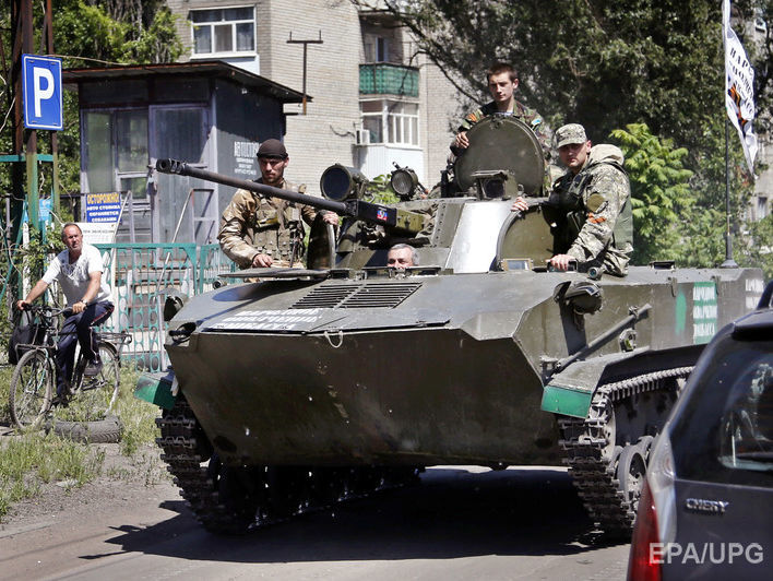 На Донбассе перевернулась и загорелась БМП боевиков, из-за детонации боеприпасов двое погибли, трое ранены &ndash; разведка
