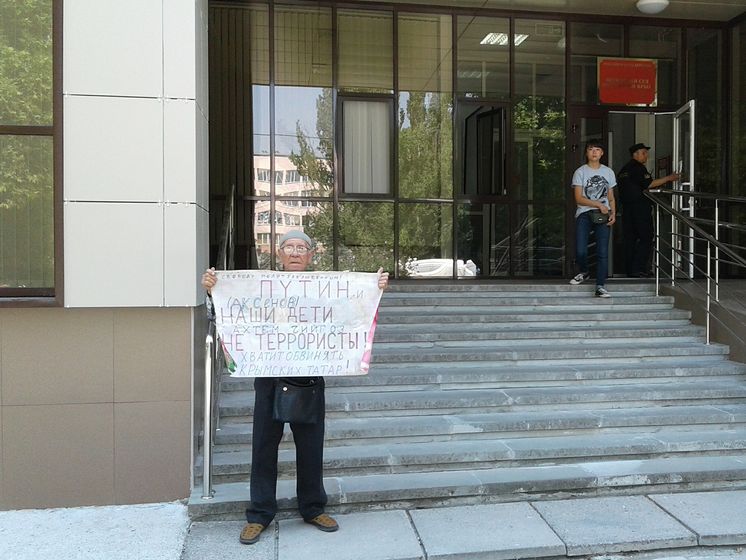 В Симферополе задержали пожилого крымскотатарского активиста за одиночный пикет в поддержку Чийгоза