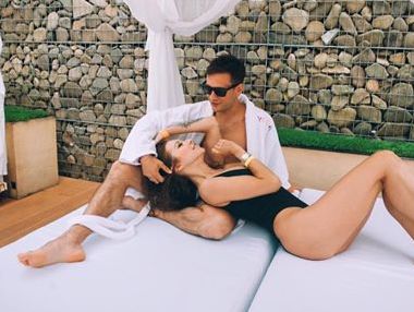 Дмитрий Ступка в халате и его жена в купальнике устроили фотосессию в Карпатах
