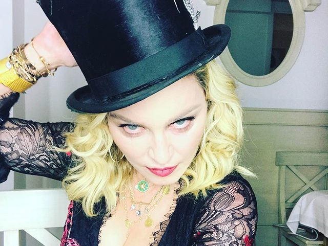 ﻿Мадонна в капелюсі і довгій сукні виконала танець на святкуванні свого дня народження