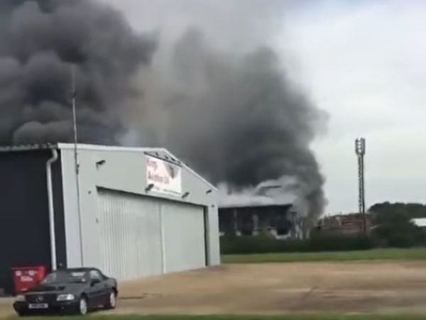 На территории лондонского аэропорта произошел масштабный пожар. Видео