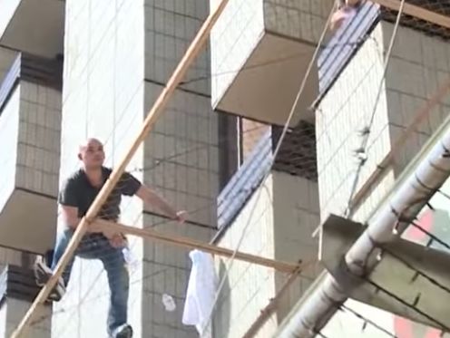 ﻿У Києві чоловік погрожує вистрибнути з третього поверху готелю "Хрещатик". Відео