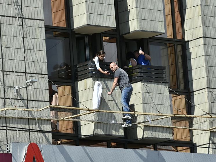﻿Чоловік, який погрожував вистрибнути з третього поверху готелю "Хрещатик", заліз назад у вікно