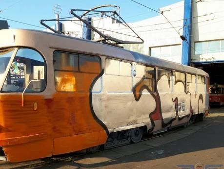 В Киеве неизвестные остановили трамвай и разрисовали его граффити