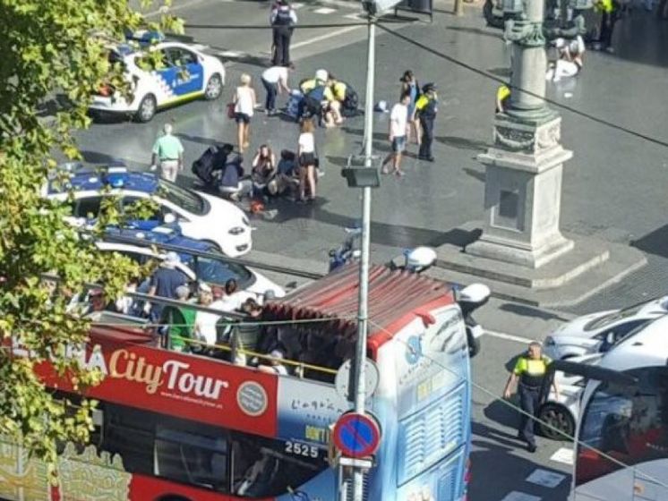В результате наезда микроавтобуса в центре Барселоны один человек погиб, 20 пострадали