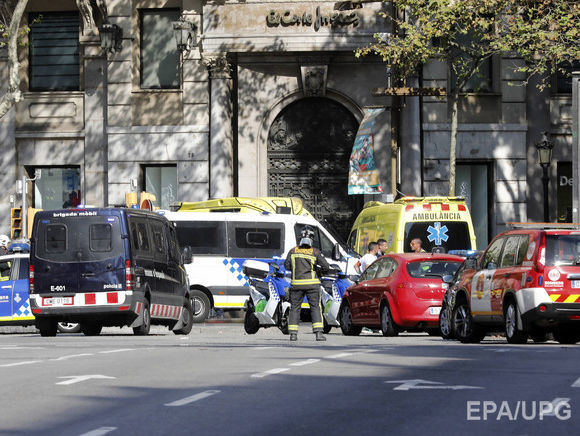 Преступник, наехавший на людей в центре Барселоны, захватил заложников