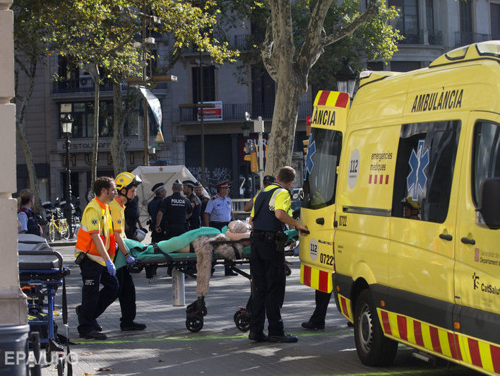 ﻿Унаслідок наїзду мікроавтобуса на пішоходів у Барселоні загинуло 13 людей – ЗМІ