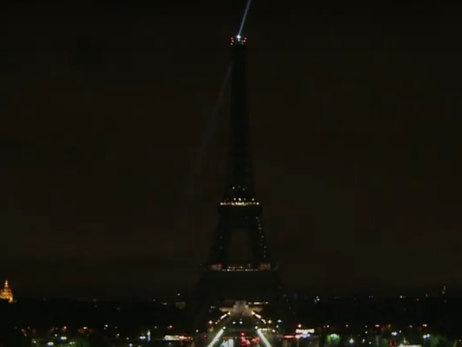 Эйфелева башня погасила огни в память о жертвах теракта в Барселоне. Видео