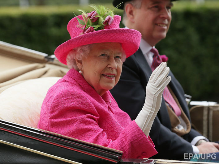 Королева Елизавета II не собирается в ближайшем будущем уступать престол принцу Чарльзу