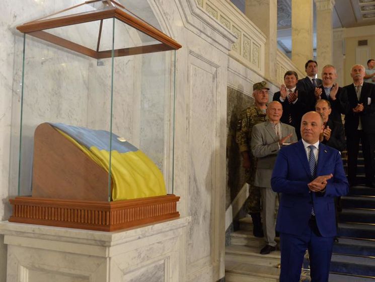 В Верховной Раде открыли почетный портал, в котором будет храниться Флаг независимости Украины