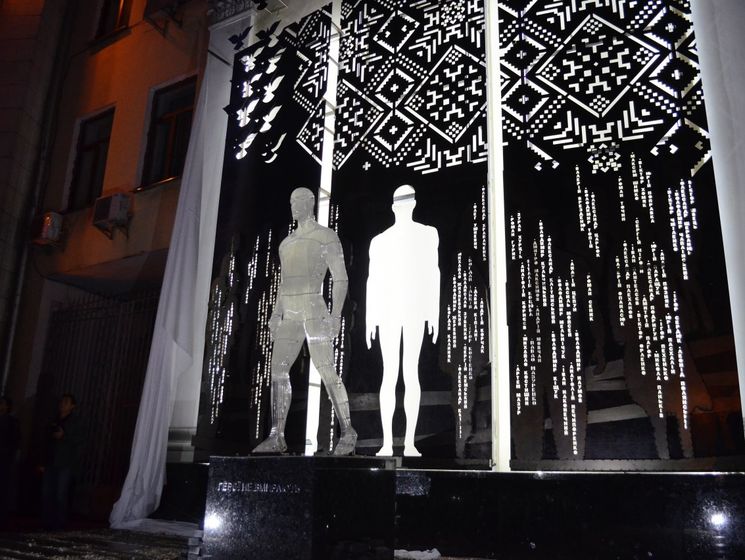 В центре Житомира открыли памятный знак Героям Небесной сотни