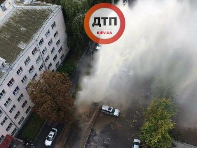 ﻿У Києві прорвало трубу, гаряча вода піднімалася вище за четвертий поверх