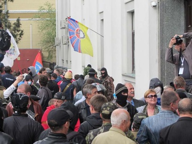 В Луганске сепаратисты захватили прокуратуру и областную телерадиокомпанию. Над зданием УВД вывешен флаг России